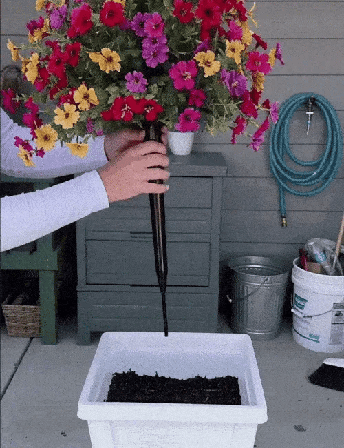 Buitendecoratie met kunstbloemen